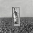 Jacqueline Livingston, Autoportret. Drzwi i pole, 1964.